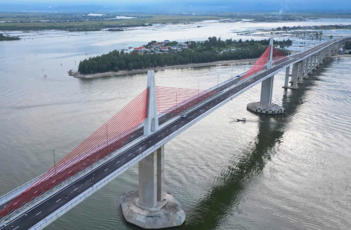 Chính thức hoàn thành cầu vượt biển dài nhất miền Trung, kết thúc hơn 100 năm di chuyển bằng đò của người dân đôi bờ- Ảnh 1.