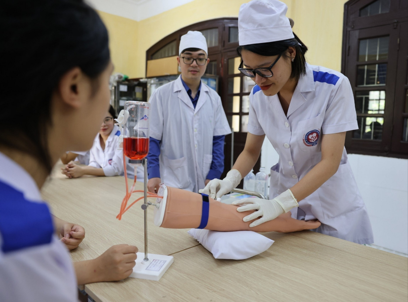 Giờ thực hành của sinh viên khối ngành sức khỏe Ảnh: NGHIÊM HUÊ 2.jpg
