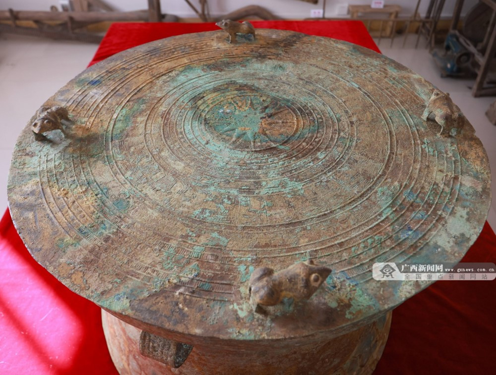 Đang đào giun câu cá, lão nông phát hiện kho báu nặng 30kg bên dưới bụi tre, bảo tàng huyện lập tức xuống làm việc - ảnh 5