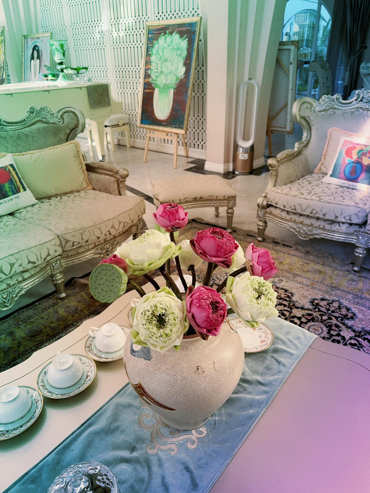 Dinh thự hơn 1.000m2 như cung điện của hoa hậu Việt 33 năm không có người kế nhiệm: Nội thất dát vàng, phòng khách có thể chứa 200 người- Ảnh 5. Dinh thự hơn 1.000m2 như cung điện của hoa hậu Việt 33 năm không có người kế nhiệm: Nội thất dát vàng, phòng khách có thể chứa 200 người- Ảnh 5.