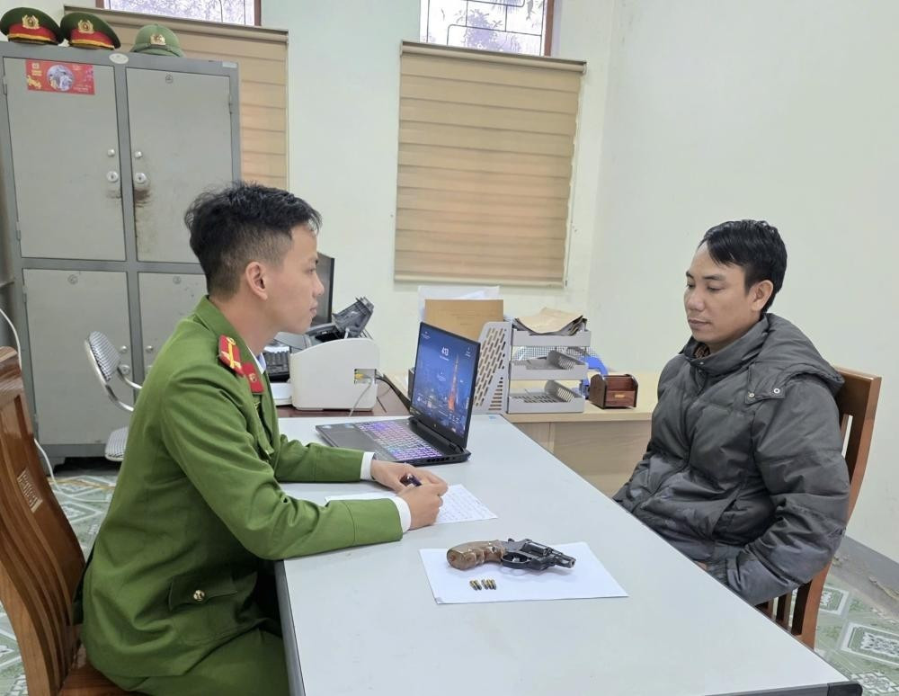 Bắt giữ người đàn ông bắn súng 'góp vui' trong đám cưới - ảnh 1