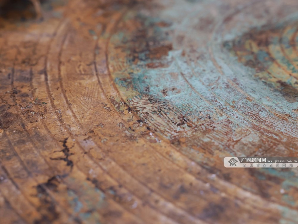 Đang đào giun câu cá, lão nông phát hiện kho báu nặng 30kg bên dưới bụi tre, bảo tàng huyện lập tức xuống làm việc - ảnh 7