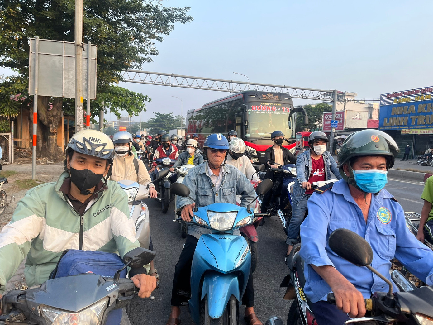 Người dân bịt kín khẩu trang di chuyển trên đường phố TPHCM. Ảnh: Anh Nhàn f27ffdb41ca893f6cab9.jpg