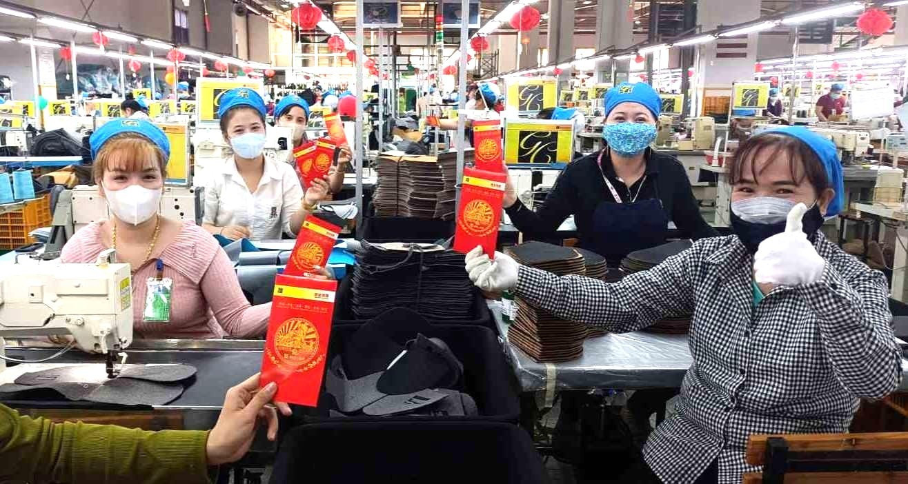 Công nhân sản xuất trong nhà máy tại TPHCM phấn khởi khi nhận lì xì (ảnh tư liệu). cong-nhan.jpg