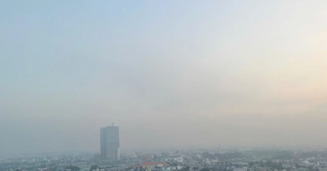 Chất lượng không khí TPHCM tiếp tục ở mức báo động, trời mù mịt
