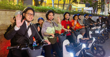 Hà Nội có tour khám phá Thủ đô về đêm bằng xe đạp điện, xe máy điện công cộng