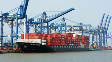 Lần đầu tiên kim ngạch xuất nhập khẩu vượt mốc 900 tỷ USD, Việt Nam lọt nhóm 15 quốc gia có quy mô thương mại lớn nhất thế giới