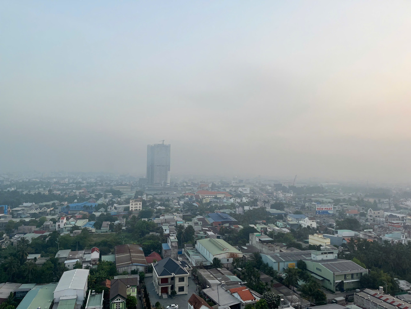 Bầu trời TPHCM mờ đục trong sáng 20/12. Ảnh: Anh Nhàn 1108683072255448581.jpg