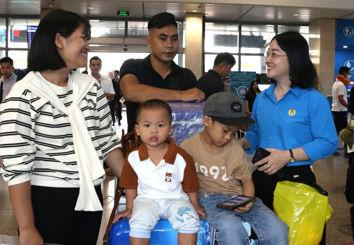 Một gia đình công nhân đạt thành tích xuất sắc trong sản xuất, có hoàn cảnh khó khăn được Tổng LĐLĐ Việt Nam tặng vé máy bay về quê ăn Tết (ảnh tư liệu). cong-nhan-2.jpg