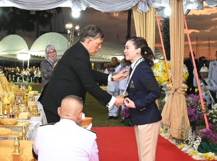 Hoàng hậu Thái Lan vừa giành HCV <a style='text-decoration: none;' href='/SEA'>SEA</a> Games 33: Tốt nghiệp ngành truyền thông, làm tiếp viên hàng không trước khi nhập ngũ - ảnh 2