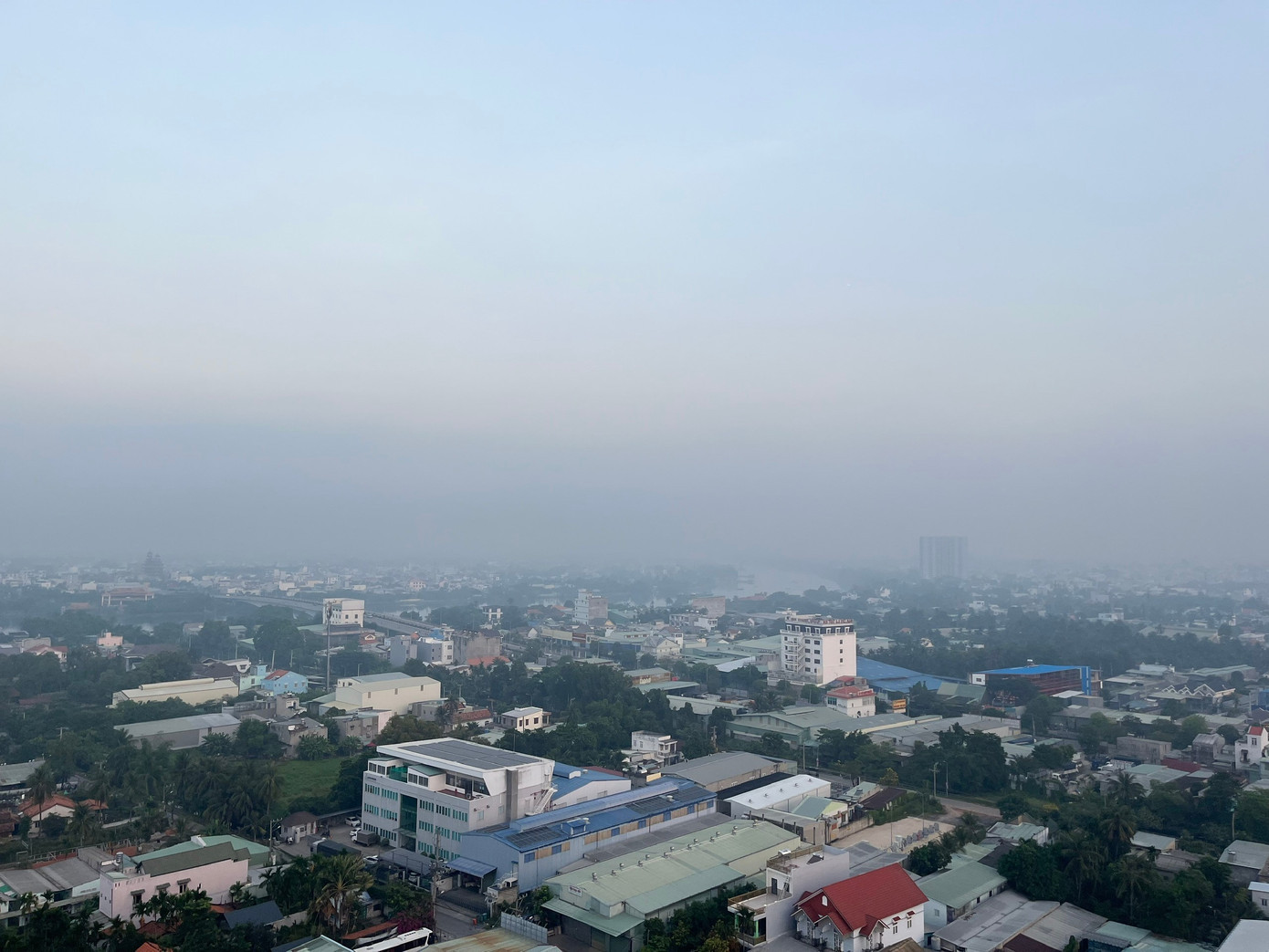 Nhiều tòa nhà khuất trong mờ sương. Ảnh: Anh Nhàn 76f8898a6e96e1c8b887.jpg