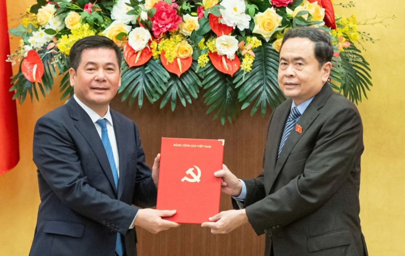 Chủ tịch Quốc hội Trần Thanh Mẫn trao quyết định cho ông Nguyễn Hồng Diên. Ảnh: Gia Hân. anh-chup-man-hinh-2025-12-21-luc-181647.png