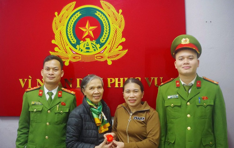 Chị Hương (áo nâu) trao trả vàng cho bà Nguyễn Thị Cát tại Công an phường Sông Trí. image-42.jpg
