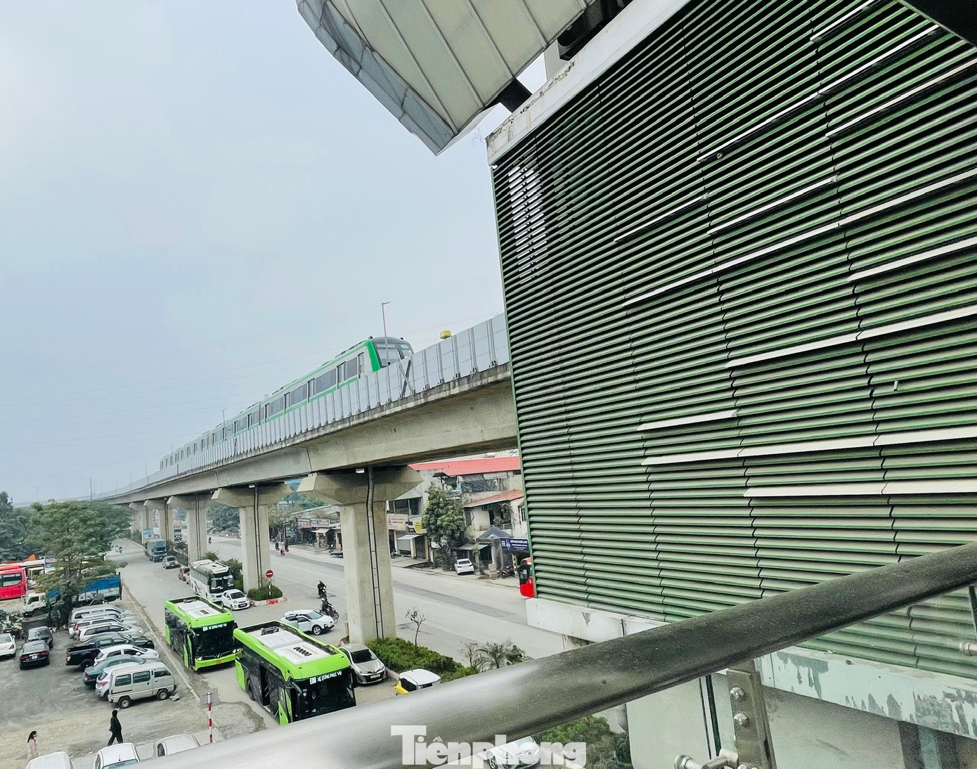 Phát triển giao thông xanh và giao thông công cộng sức tải lớn là hướng đi tất yếu của giao thông đô thị. Ảnh: Lộc Liên. tp-ket-noi-xe-dap-dien-buyt-dien-metro-chia-khoa-xanh-hoa-giao-thong-ha-noi-6.jpg