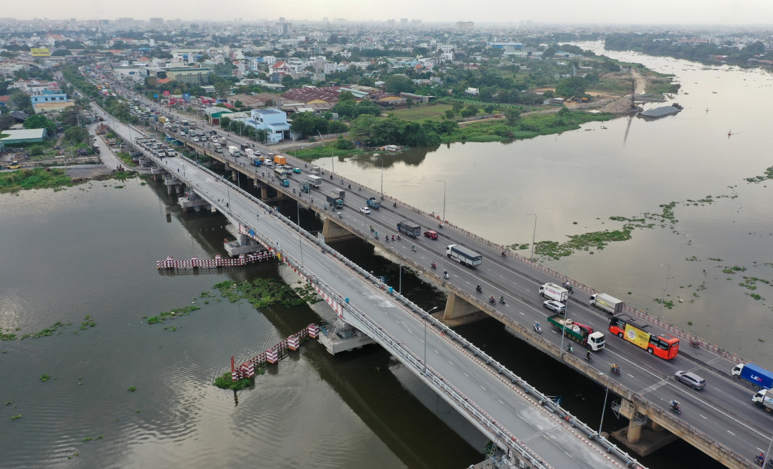 Ngày kia, chính thức thông xe cầu vượt sông 9.000 tấn tại thành phố giàu nhất Việt Nam- Ảnh 1. Ngày kia, chính thức thông xe cầu vượt sông 9.000 tấn tại thành phố giàu nhất Việt Nam- Ảnh 1.