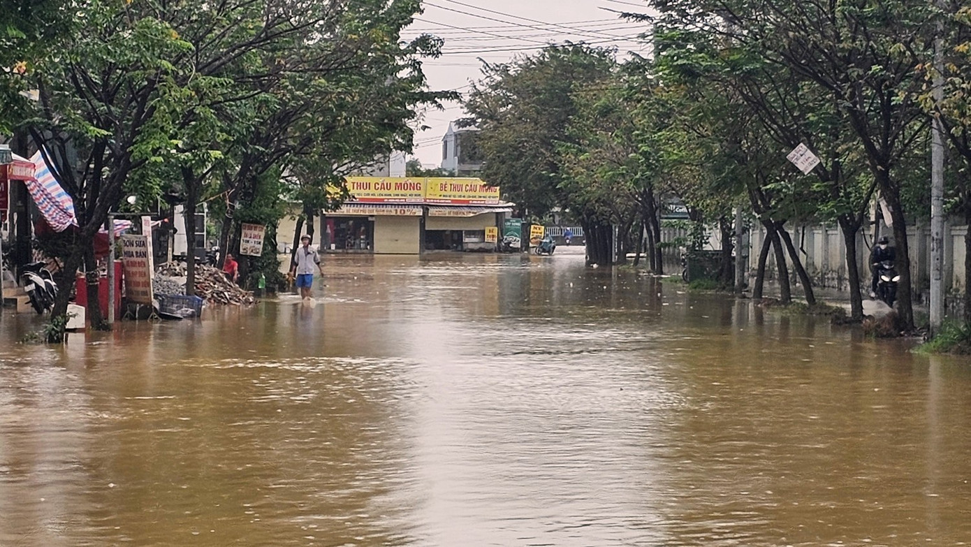 Chỉ trong vòng 18 ngày (từ 21/10 đến 2/11), tại Huế liên tiếp hứng chịu 3 đợt lũ lớn vượt báo động 3. mua-lu-hue-2025c.jpg
