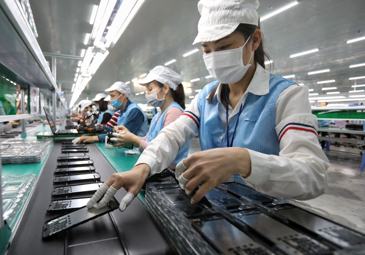 Xuất khẩu các sản phẩm vi tính, sản phẩm điện tử và linh kiện ngày càng tăng mạnh cho thấy Việt Nam đang trở thành trung tâm sản xuất và lắp ráp quan trọng. xuat-khau-2.jpg