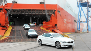 Chưa từng có tiền lệ: Lượng ô tô nhập khẩu của Việt Nam phá sâu mọi kỷ lục, sắp cán mốc 200.000 xe trong gần 12 tháng