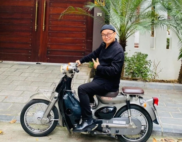 ‘Vua hài đất Bắc’ Xuân Hinh đi xe máy xăng chỉ 8 triệu: Trọng lượng 70kg, thiết kế cổ điển, chạy tối đa 50km/h
