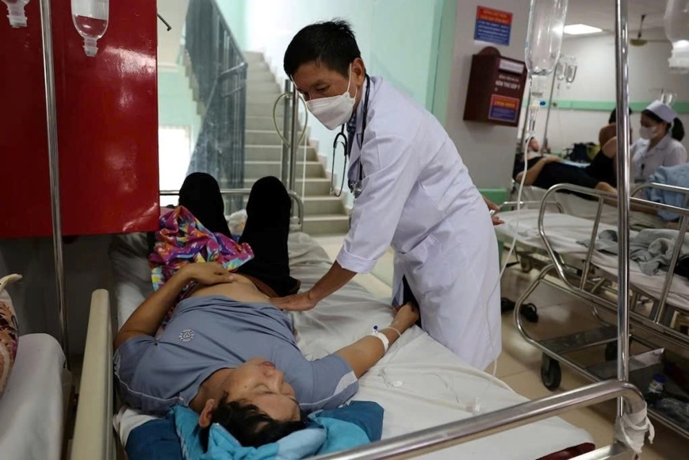 Hơn 60 người nhập viện sau khi ăn bánh mì tại TP. Hồ Chí Minh - ảnh 1
