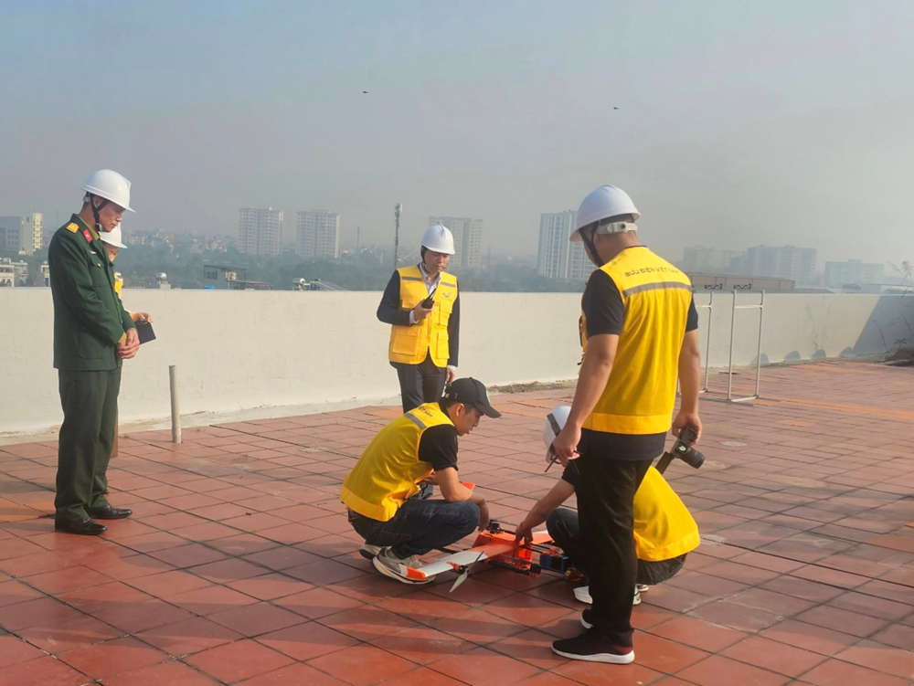 Bệnh viện đầu tiên ở Việt Nam sử dụng máy bay không người lái vận chuyển khẩn cấp thuốc, mẫu xét nghiệm, thiết bị y tế - ảnh 2