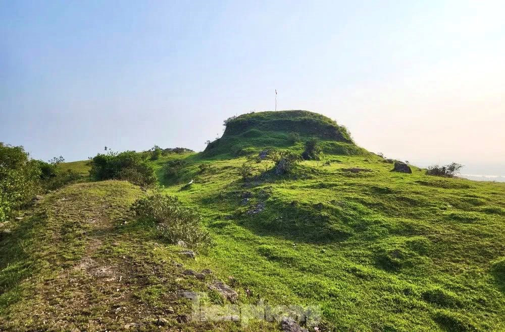Việt Nam có một ngọn núi cao chỉ hơn 100m nhưng có thế 'tựa sơn - vọng thủy' hiếm có, sở hữu thành cổ hơn 600 năm - ảnh 1
