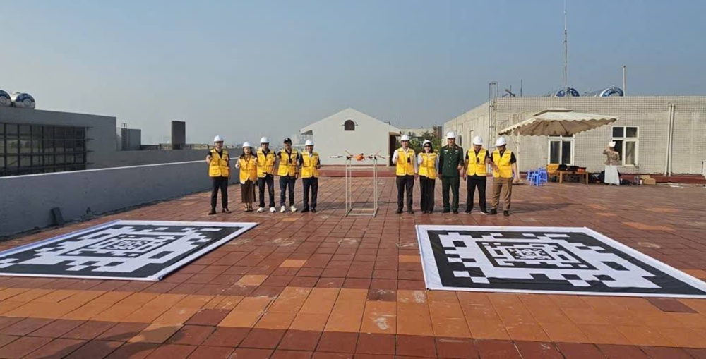 Bệnh viện đầu tiên ở Việt Nam sử dụng máy bay không người lái vận chuyển khẩn cấp thuốc, mẫu xét nghiệm, thiết bị y tế - ảnh 1