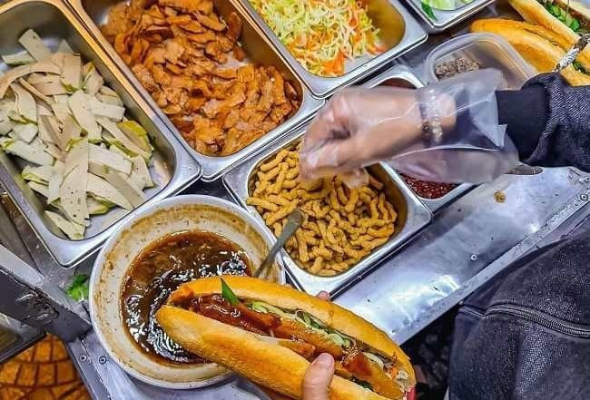 Hơn 60 người nhập viện sau khi ăn bánh mì tại TP. Hồ Chí Minh - ảnh 2