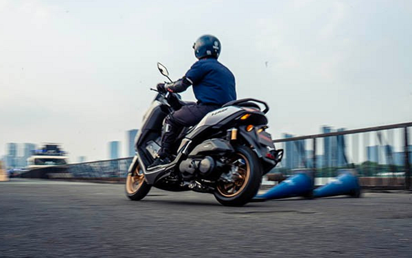 Yamaha NMAX-the-he-moi-3