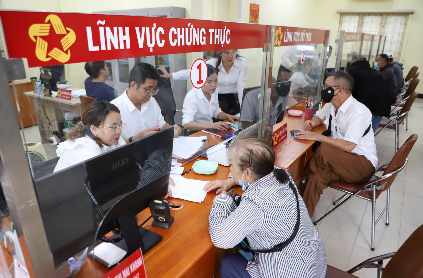 Hết ngày 26/12, bộ phận một cửa của các sở, ban, ngành kết thúc việc tiếp nhận hồ sơ thủ tục hành chính thuộc thẩm quyền giải quyết của mình. Ảnh: Ngô Tùng img-0271.jpg
