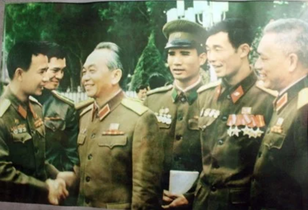 Chiến sĩ đầu tiên cắm cờ chiến thắng trên nóc Dinh Độc Lập: Người chỉ huy quả cảm, từng hội ngộ với Đại tướng Võ Nguyên Giáp - ảnh 4