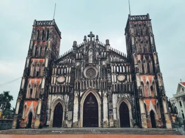 'Vương cung Thánh đường' sở hữu vẻ đẹp vượt thời gian: Cách Hà Nội 70km, sở hữu chuông đồng nặng hơn 1 tấn và hầm mộ bí ẩn