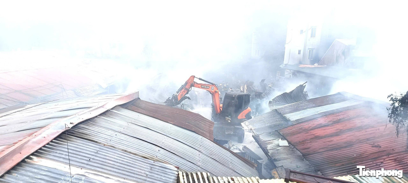 Ki-ốt bên trong chợ bị thiêu rụi. anh-5.jpg