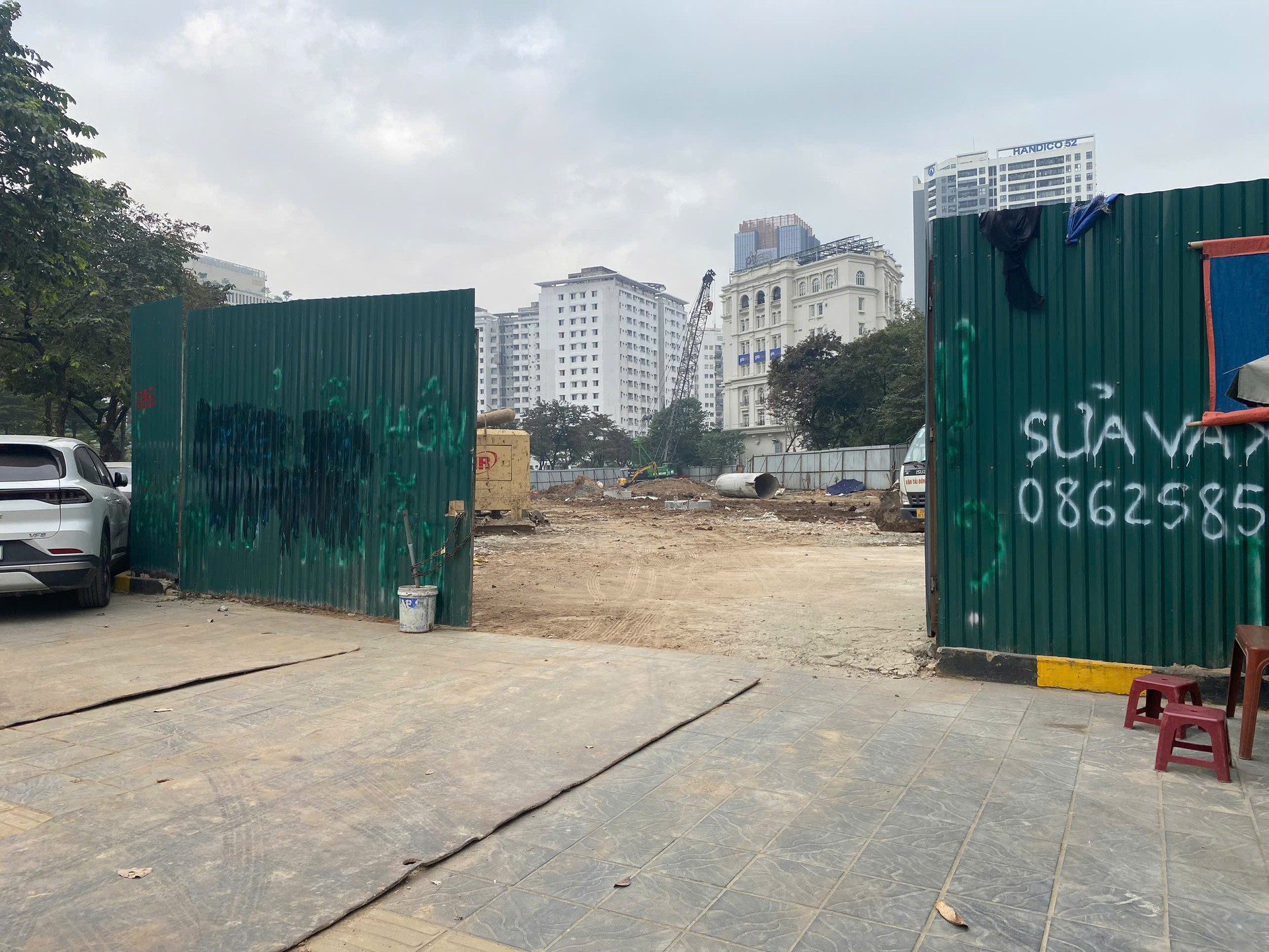 Bên trong công trường tại khu đất vàng tại ngã ba Tôn Thất Thuyết - Trần Thái Tông - Phạm Văn Bạch Bên trong công trường tại khu đất vàng tại ngã ba Tôn Thất Thuyết - Trần Thái Tông - Phạm Văn Bạch