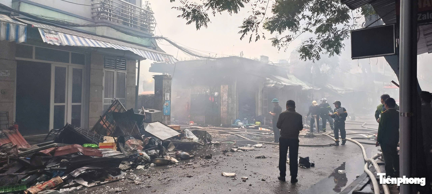 Ki-ốt phía ngoài chợ tan hoang sau vụ cháy. anh-2.jpg