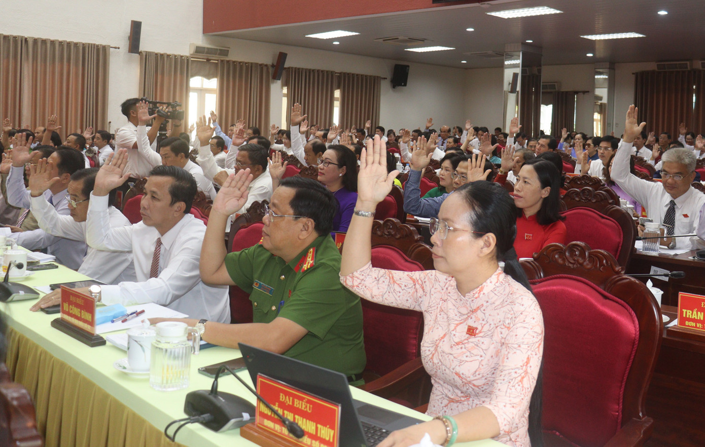 Các đại biểu HĐND tỉnh Vĩnh Long biểu quyết thông qua các nghị quyết tại kỳ họp. vl.jpg
