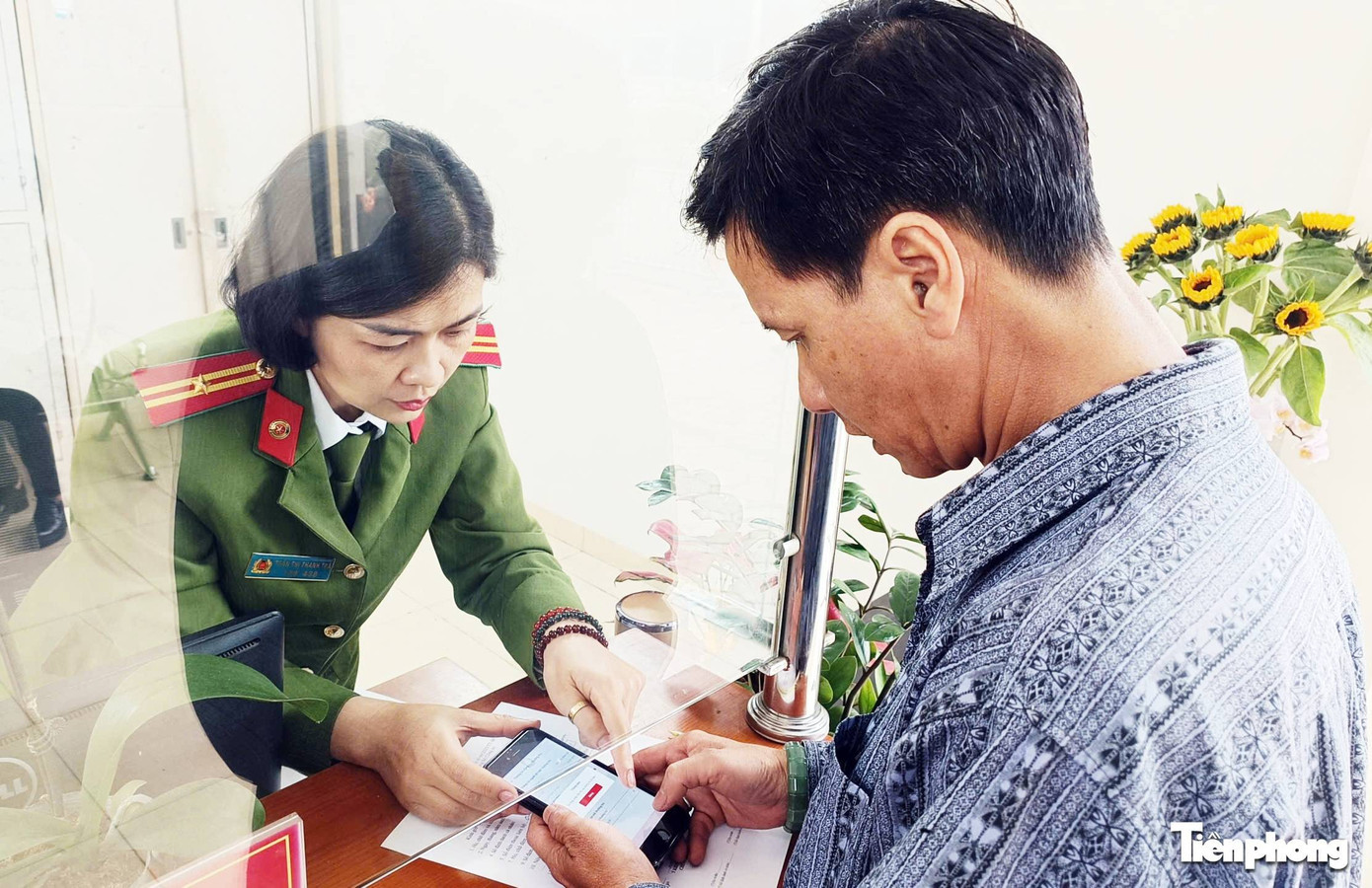 Lực lượng Công an hướng dẫn người dân sử dụng ứng dụng VNeID. a1-8396.jpg