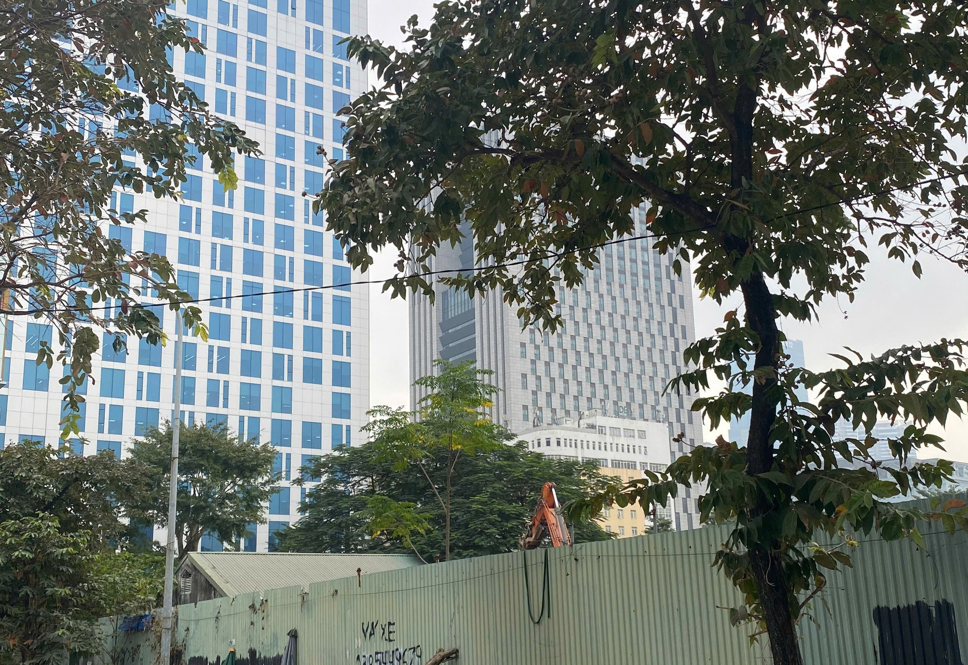 Phía sau công trường thi công tại khu đất vàng tại ngã ba Tôn Thất Thuyết - Trần Thái Tông - Phạm Văn Bạch Phía sau công trường thi công tại khu đất vàng tại ngã ba Tôn Thất Thuyết - Trần Thái Tông - Phạm Văn Bạch