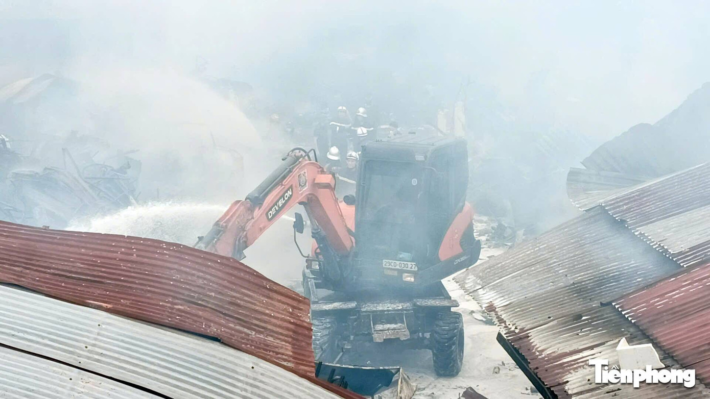 Máy xúc được huy động phá dỡ bên trong để dập lửa. anh-1-1.jpg