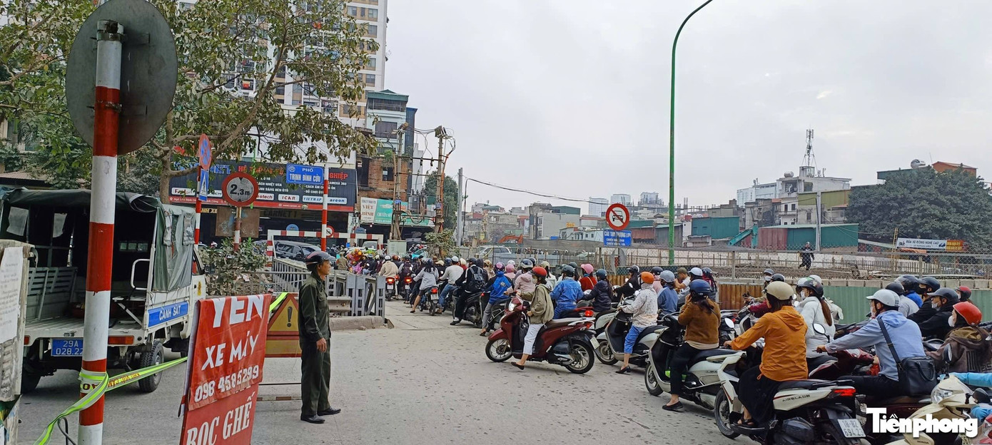 Khu vực trước đường Trịnh Đình Cửu bị phong tỏa phục vụ công tác chữa cháy. chay-8.jpg