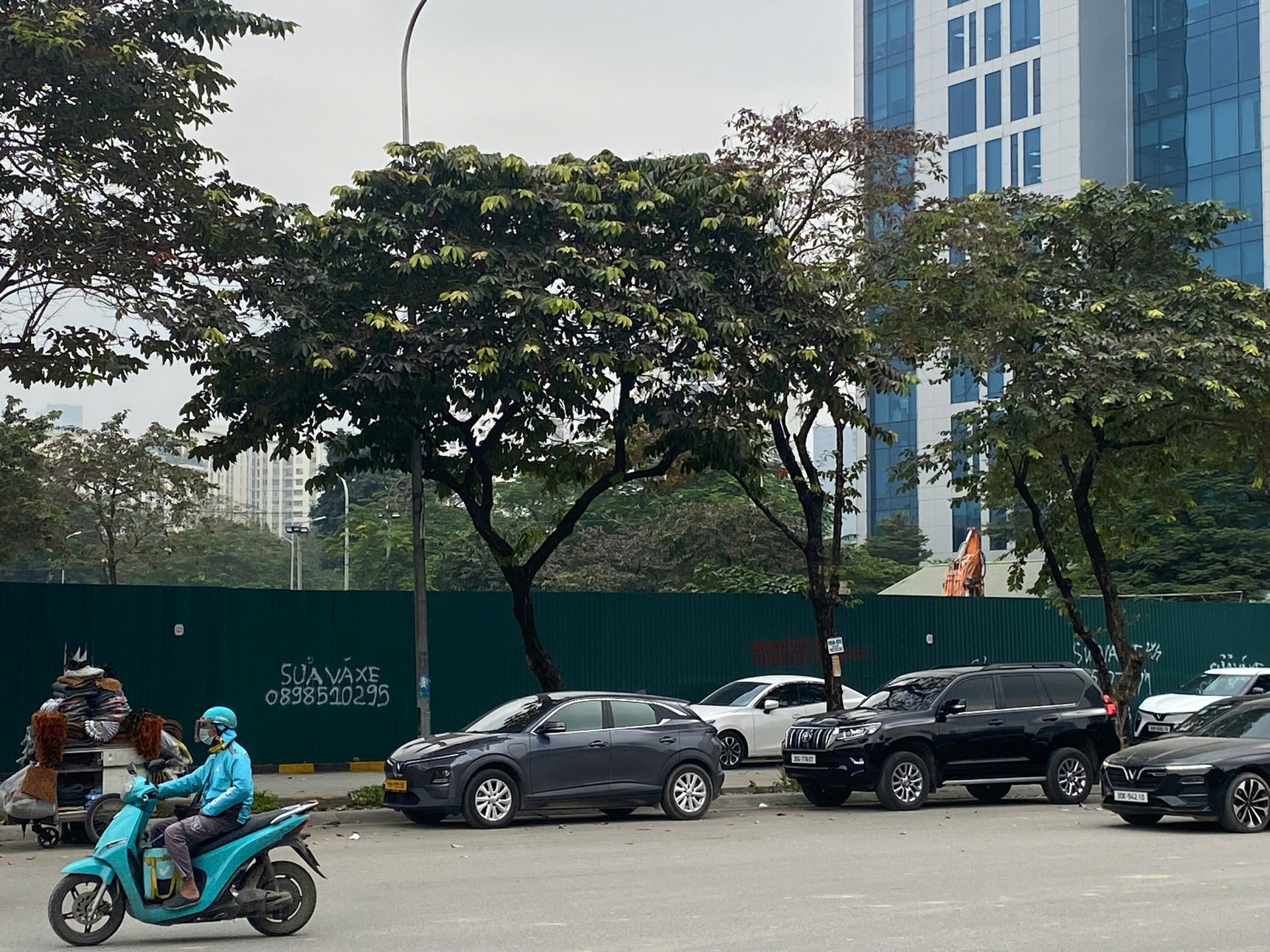 Máy móc đã bắt đầu thi công tại khu đất vàng tại ngã ba Tôn Thất Thuyết - Trần Thái Tông - Phạm Văn Bạch Máy móc đã bắt đầu thi công tại khu đất vàng tại ngã ba Tôn Thất Thuyết - Trần Thái Tông - Phạm Văn Bạch