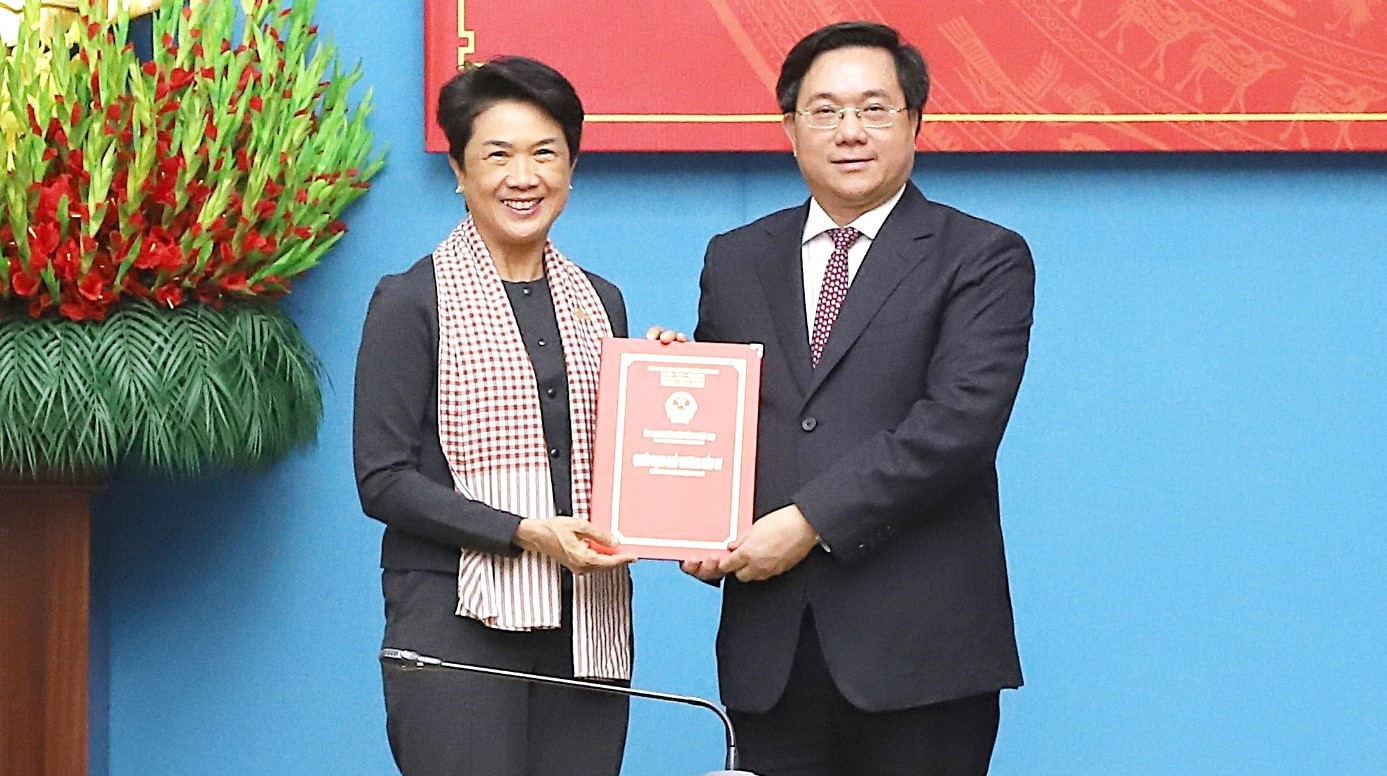 Chủ tịch UBND tỉnh Phú Thọ Trần Duy Đông trao quyết định chấp thuận chủ trương đầu tư đồng thời chấp thuận nhà đầu tư cho Tập đoàn Amata. Ảnh: Đức Hiền. amata.jpg