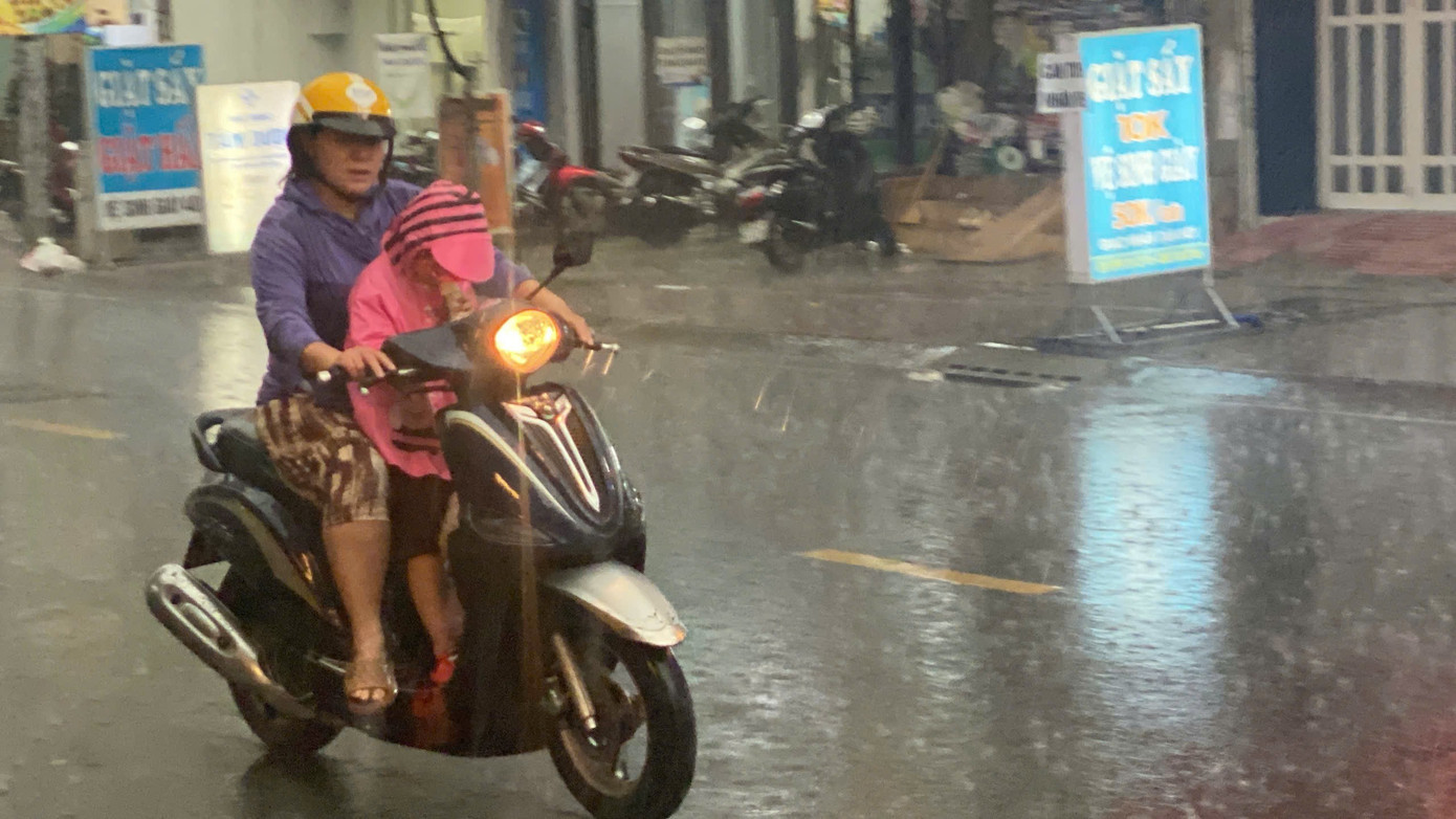 Mưa lớn khiến nhiều người dân phải bật đèn xe để di chuyển trên đường Trần Nhân Tôn. 3-7058.jpg