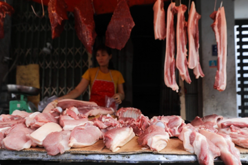 Giá heo hơi lập đỉnh mới 71.000 đồng/kg tại miền Bắc