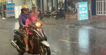 TPHCM mưa trắng trời trước lễ Giáng sinh, cơ quan khí tượng cảnh báo khẩn