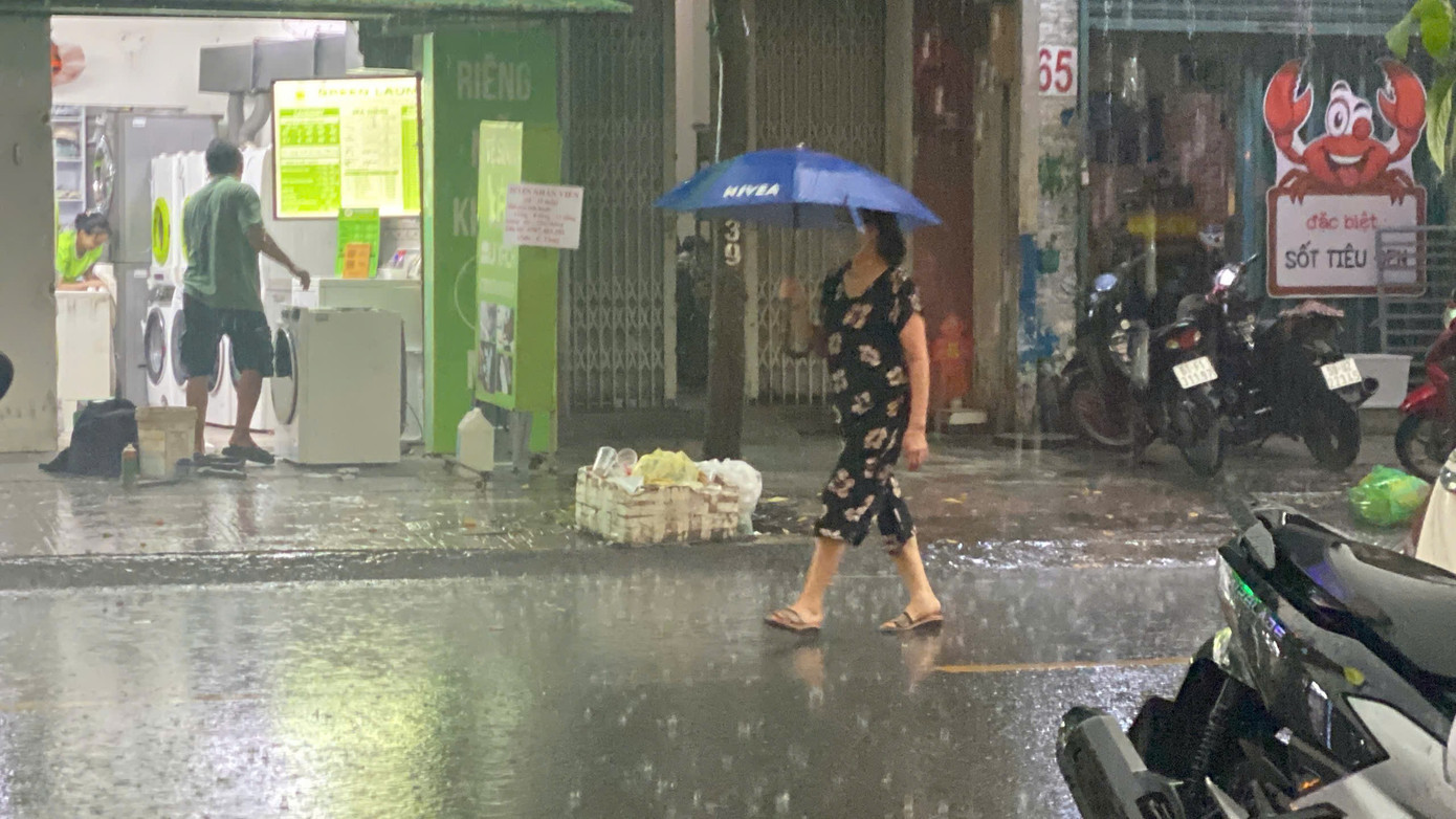Cơn mưa lớn kéo dài ở khu vực trung tâm TPHCM vào chiều 24/12. 2-6756.jpg