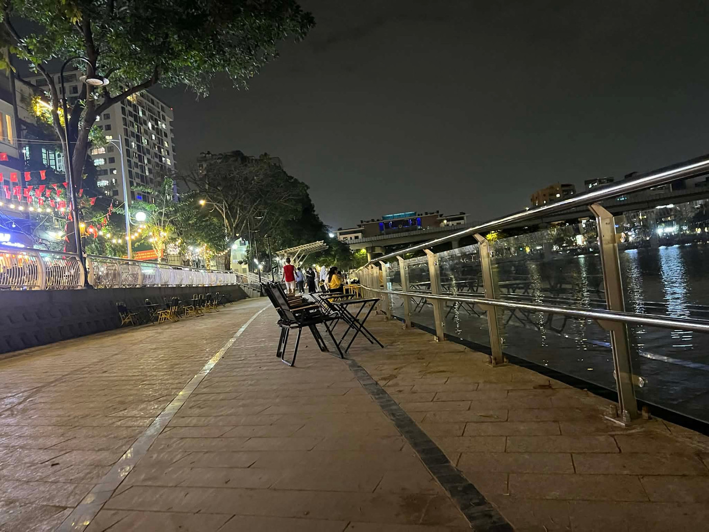 Một số vị trí đường đi bộ ven hồ bị chiếm dụng làm nơi kinh doanh buôn bán. Ảnh: Đ.T. tienphong-2412viahe5.jpg
