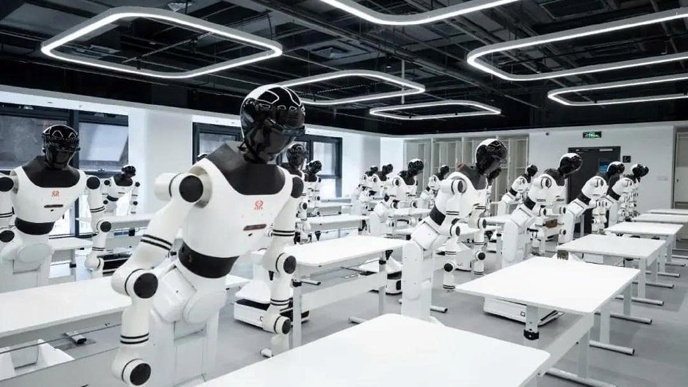 Trung Quốc mở ‘trường học’ cho robot hình người, dạy từ đứng dây chuyền nhà máy tới nấu ăn gia đình - ảnh 1