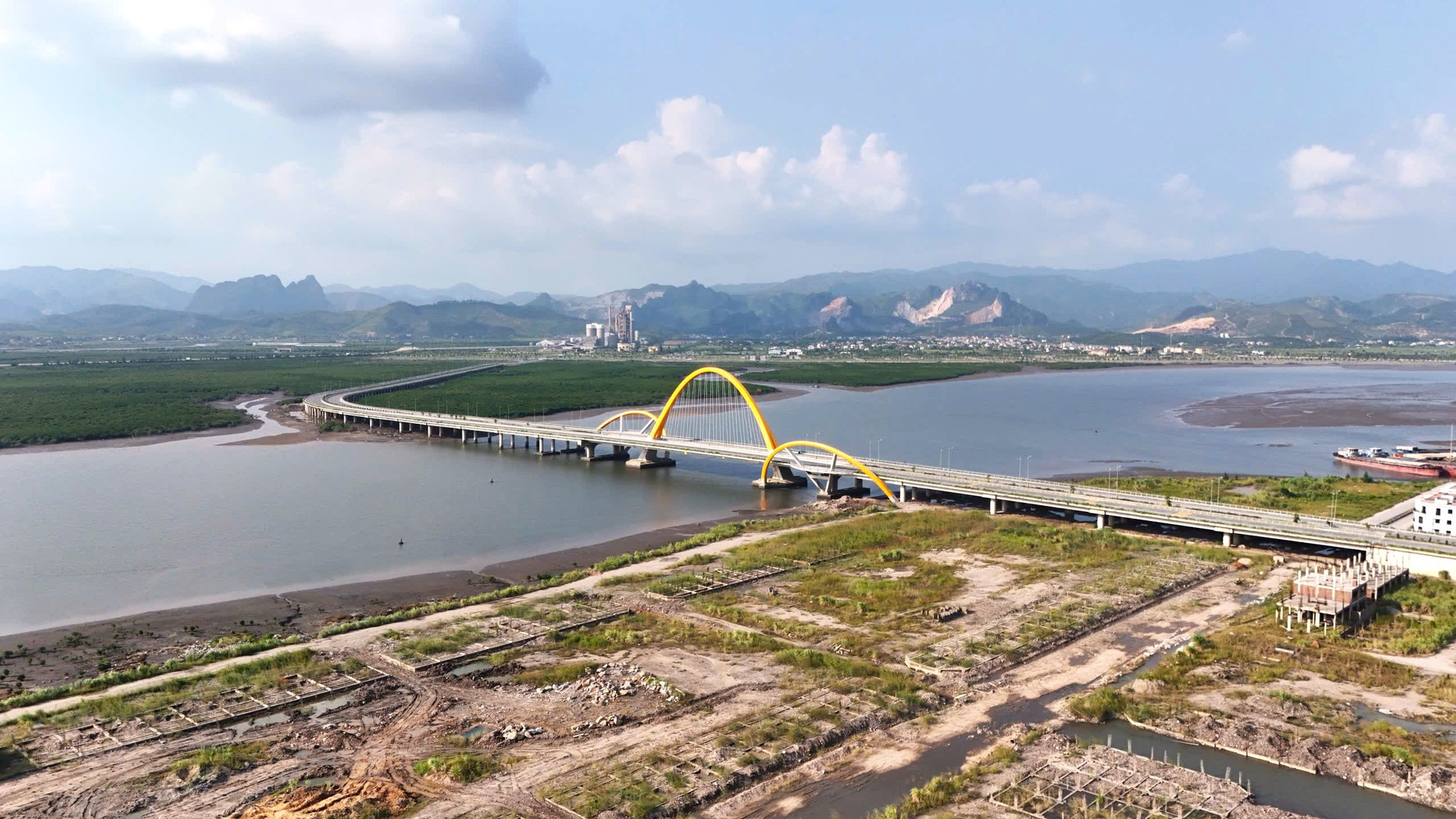 Tỉnh sắp lên TP trực thuộc Trung ương sẽ xây Trung tâm hành chính mới, tọa lạc tại vùng vịnh liên thông với Di sản thiên nhiên thế giới- Ảnh 2. Tỉnh sắp lên TP trực thuộc Trung ương sẽ xây Trung tâm hành chính mới, tọa lạc tại vùng vịnh liên thông với Di sản thiên nhiên thế giới- Ảnh 2.