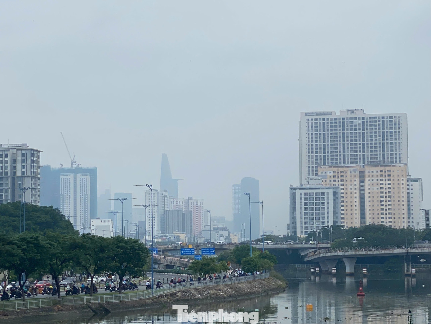 Nhiều tòa nhà cao tầng ở trung tâm TPHCM bị sương mù che phủ. tp-mu-1.jpg